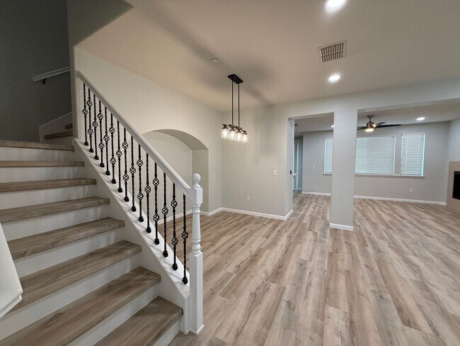 Building Photo - Lovely Laguna Pointe Condo!