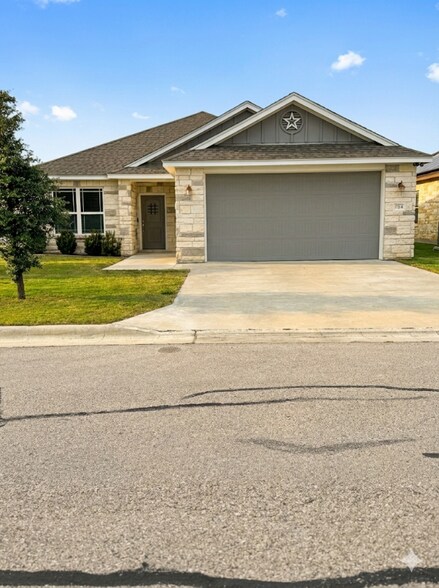 Primary Photo - 104 Seattle Slew Dr