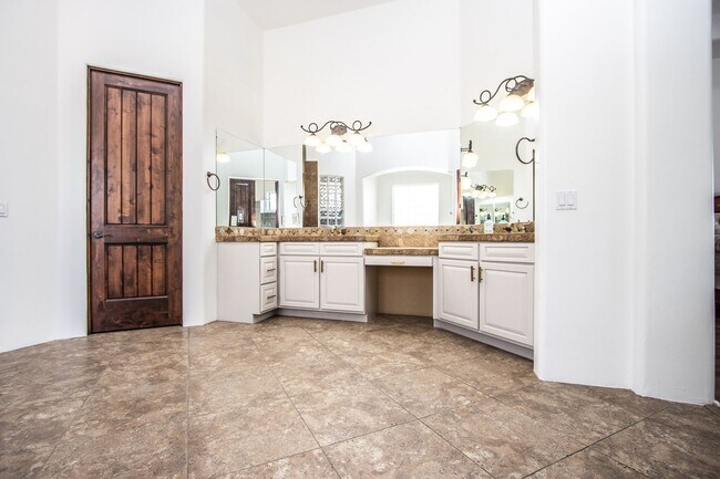 Building Photo - Oh Wow!! Beautiful 5BR/3.5BA Custom Home w...