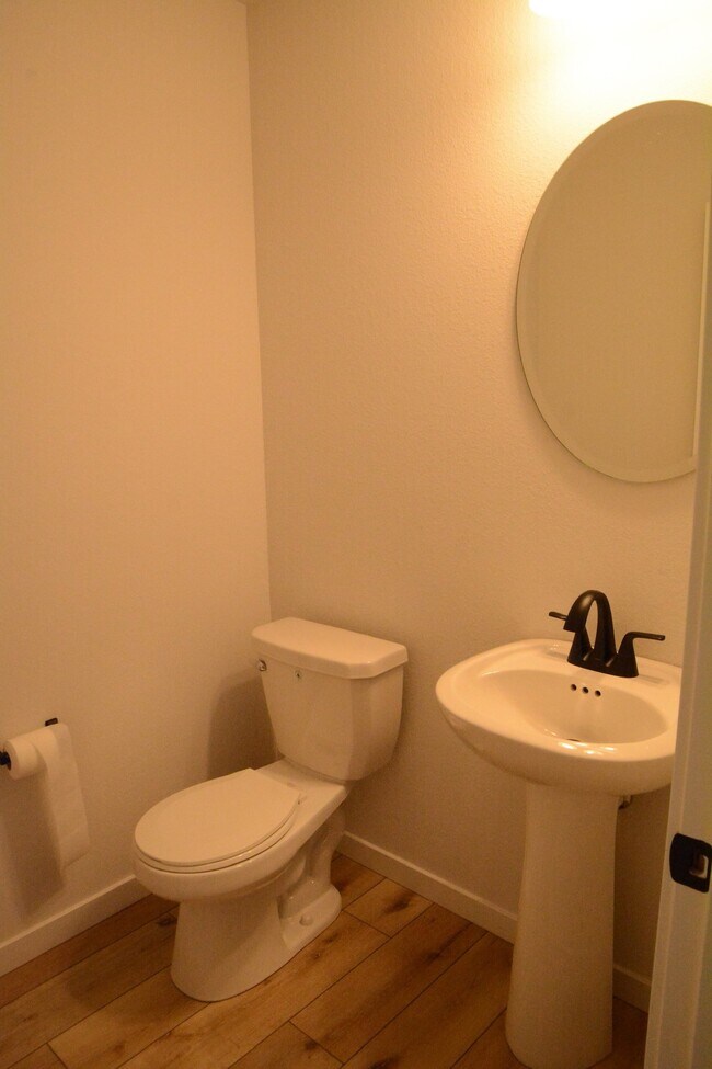 Building Photo - 664 E Blf Cir
