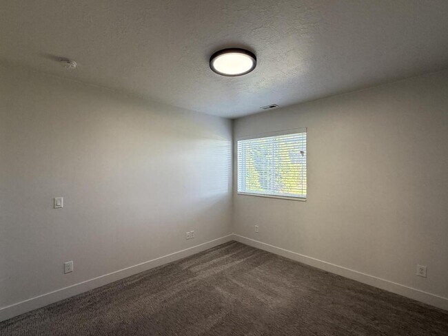 Building Photo - 152 W 4050 N