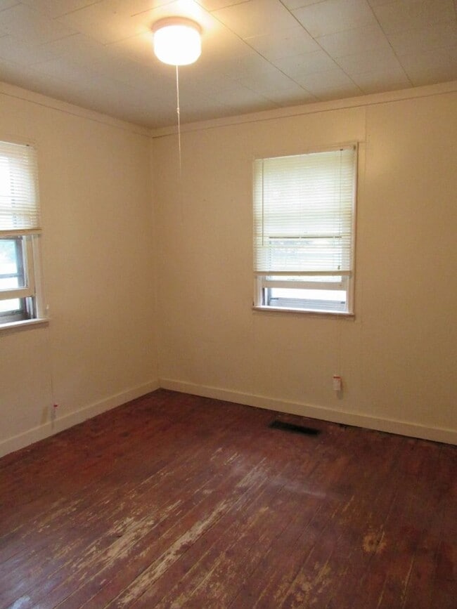 Building Photo - 3 bedroom, 1 bath. Large yard with large s...