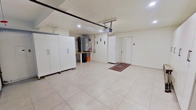 Building Photo - Spacious 3 bed / 2 bath in the More Mesa area