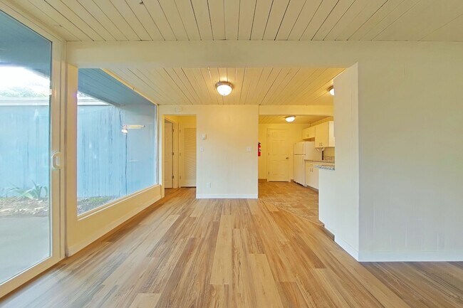 Building Photo - 1 Bedroom Duplex ~ Close to 9th St ~ Small...