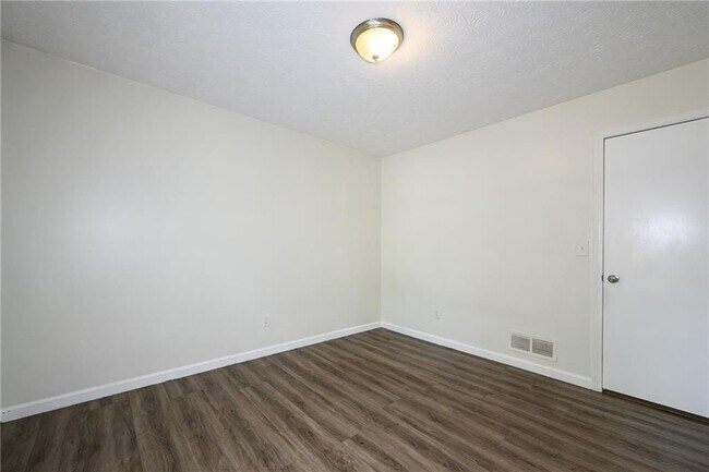 Building Photo - 2100 Whitebluff Way NE