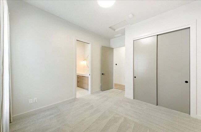 Building Photo - Modern Luxury Meets Everyday Comfort in Me...