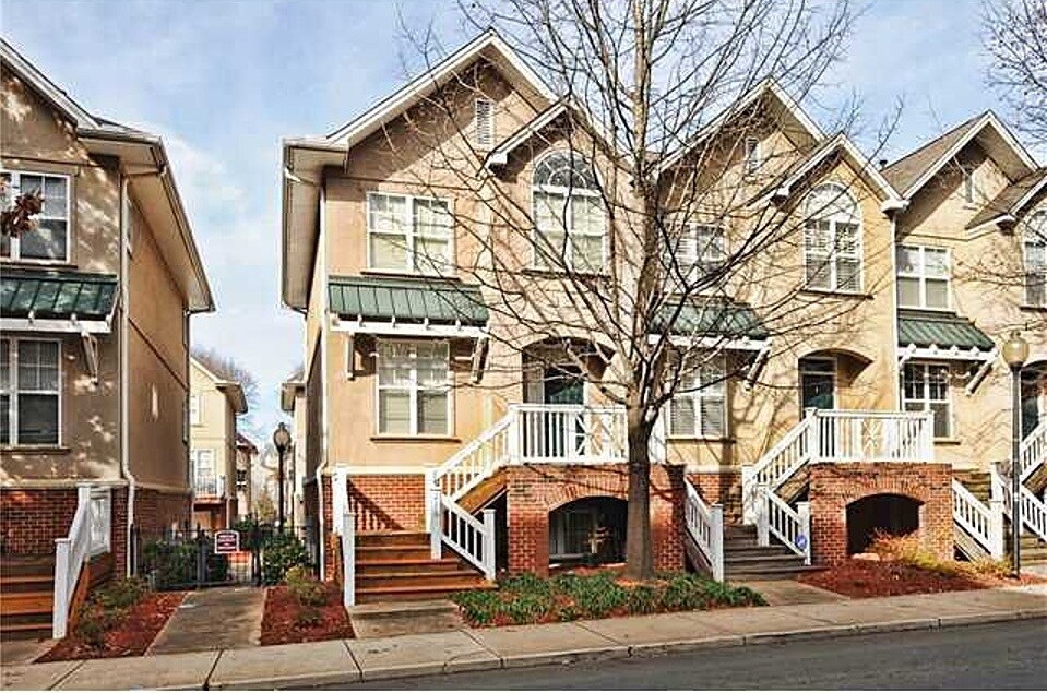 Building Photo - 216 S Cedar St