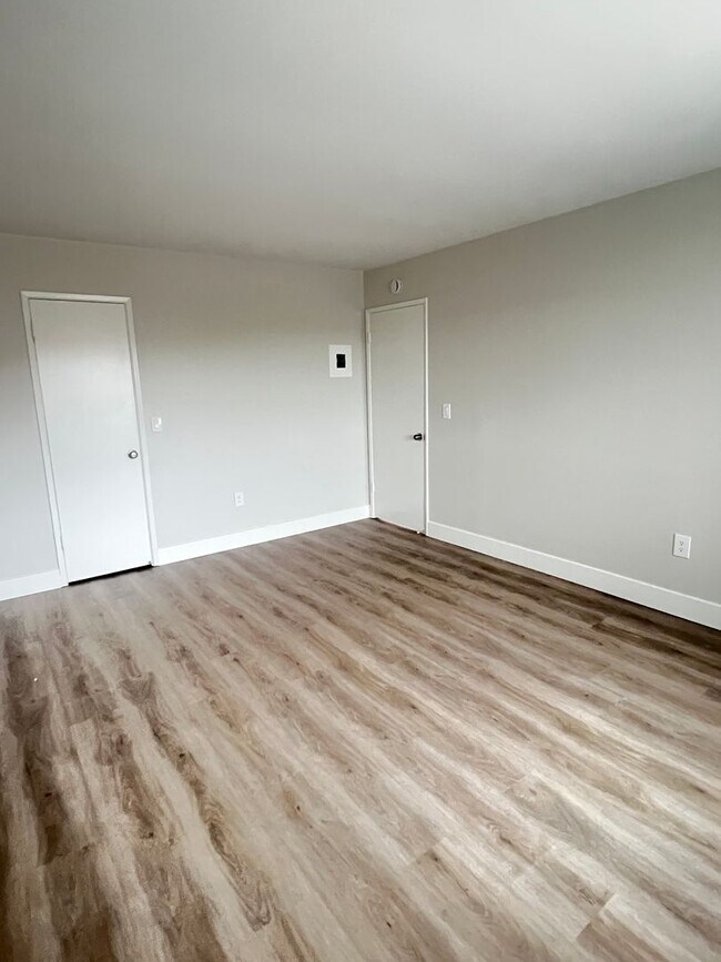 Building Photo - 1400 Estate Dr
