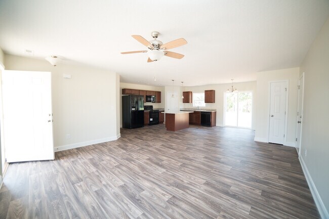 Building Photo - 10 Chaney Lane