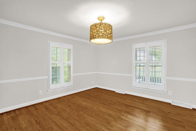 Building Photo - Classic Country Club Elegance