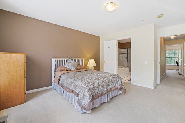 Building Photo - Spacious, Private AND Convenient 2-Level C...
