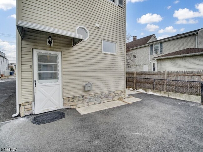 Building Photo - 27 Honiss St