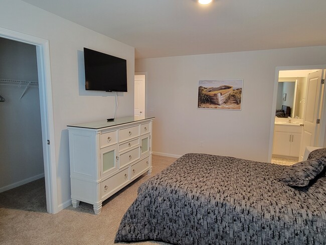 Master bedroom with ensuite and large walkin closet - 3010 Alibird Cir