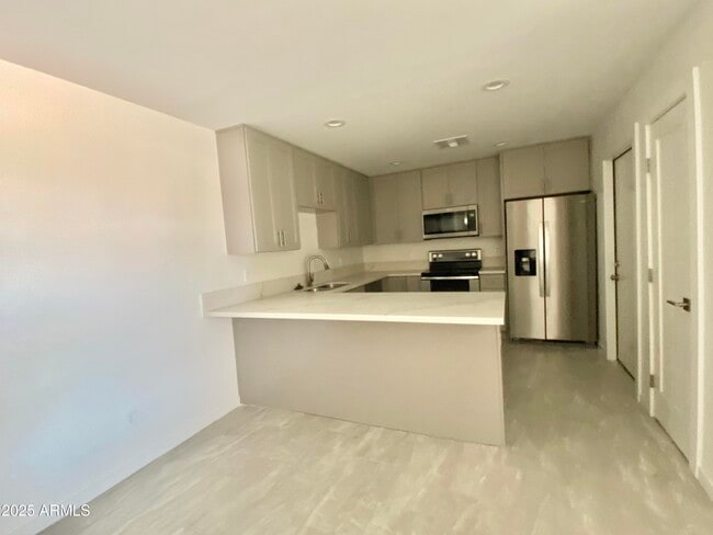 Building Photo - 2529 E Villa Theresa Dr