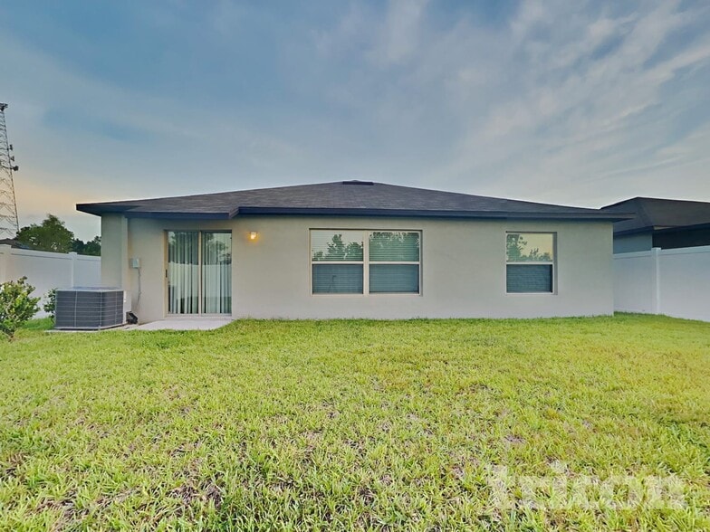 Building Photo - 10401 Carloway Hills Dr