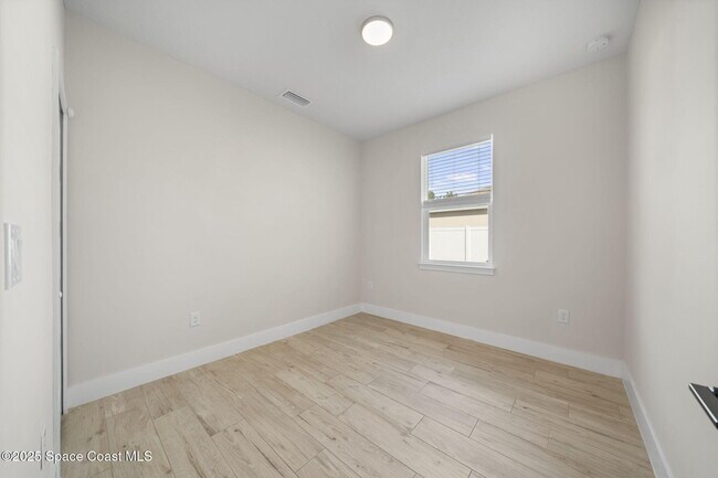 Building Photo - 434 Borraclough Ave