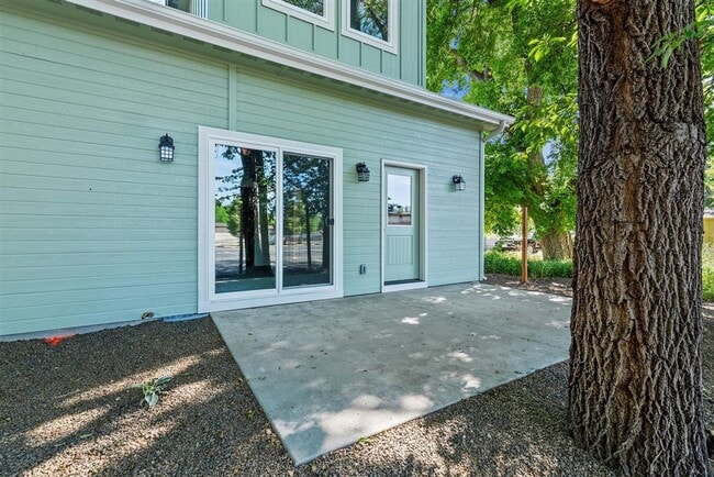 Building Photo - ? MOVE IN SPECIAL! ? $99.00 1st month rent...