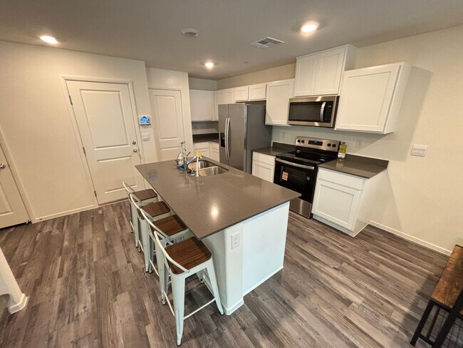 Building Photo - Charming 3Bed/2.5Bath/2Car Townhouse located in Northwest Las Vegas - Make the Move for Less: $30...