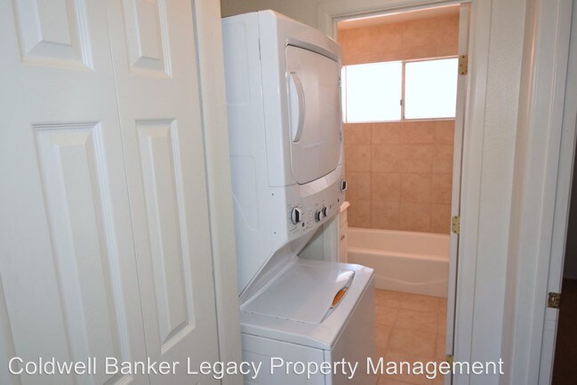 Building Photo - 9408 Candelaria Rd NE