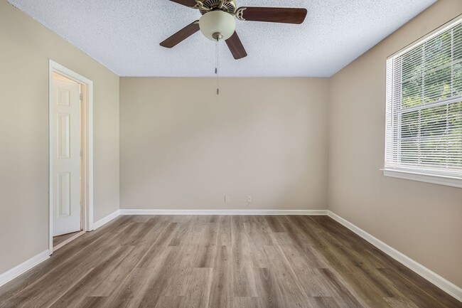 Building Photo - Convenient Brentwood Condo