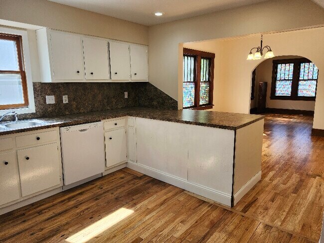 Building Photo - 3117 S 60th St