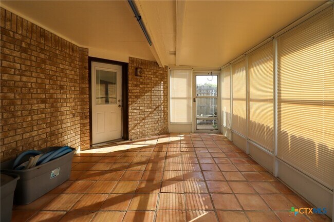 Building Photo - 608 Totem Trail