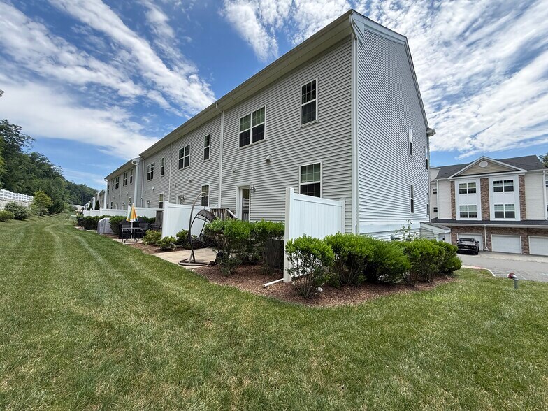 Building Photo - 502 Parkview Ln