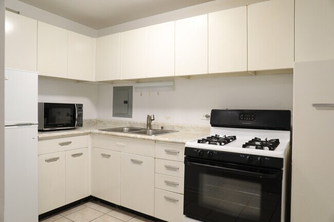 Building Photo - 1400 E 55th Pl