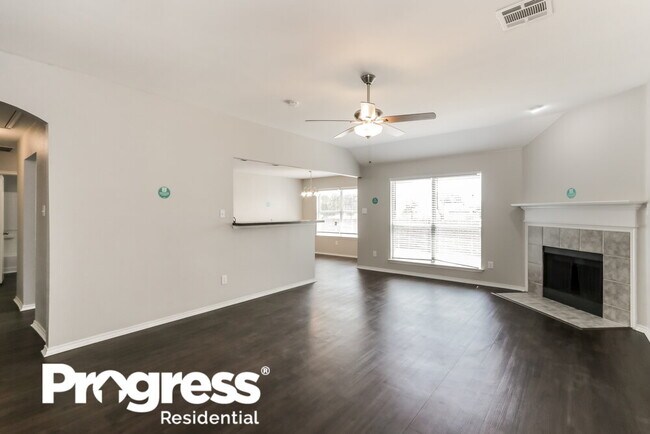 Building Photo - 302 Shadow Bend Cir