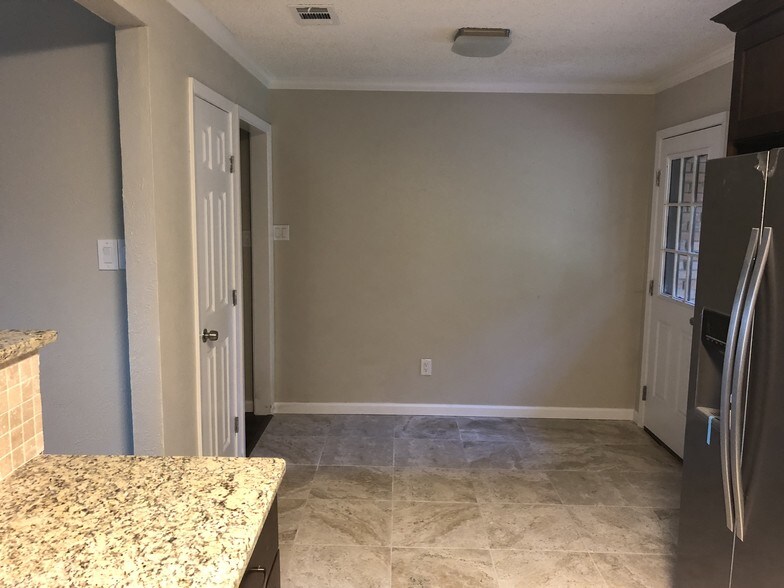 Eating area - 3705 W Pioneer Pkwy