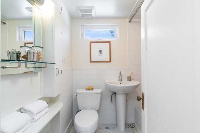 Building Photo - Remodeled Sunset Hill Home in Prime Ballar...