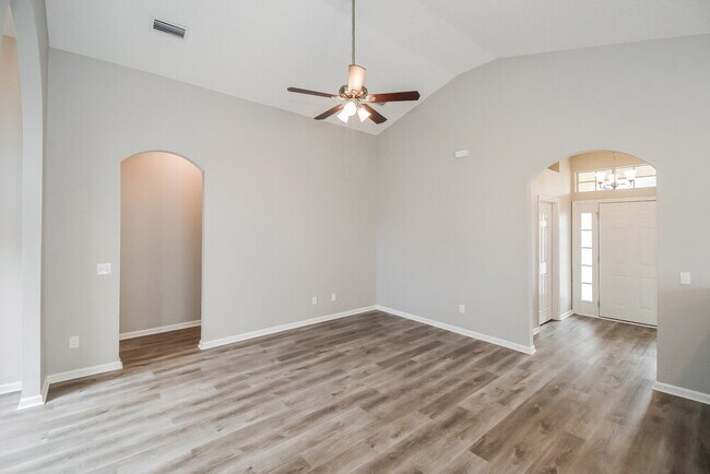 Building Photo - 1844 Lake Forest Ln