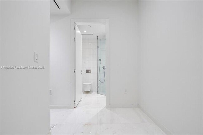 Building Photo - 300 Biscayne Blvd Way