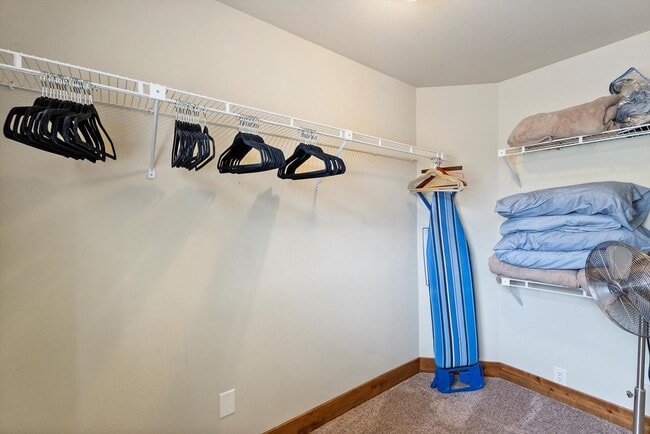 Building Photo - Charming Fully-Furnished Condo for Rent in...