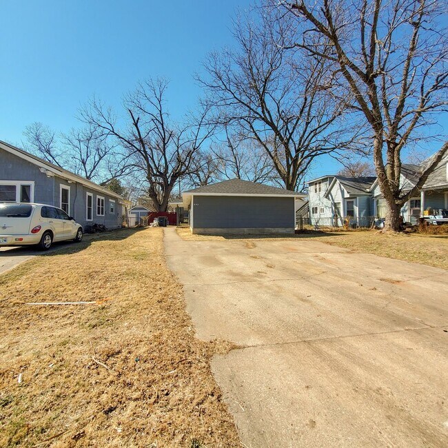 Building Photo - 642 N Beard Ave