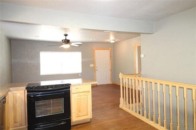 Building Photo - 2 Bedroom 1 bathroom
