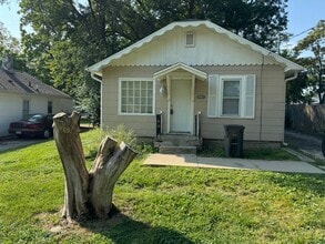 Building Photo - 2 Bedroom House - RENT SPECIAL!