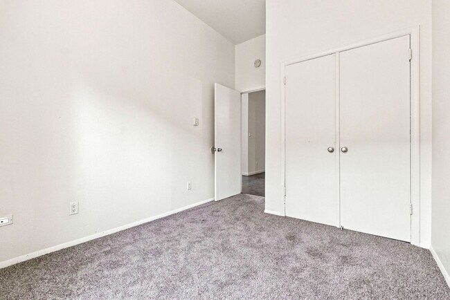 Building Photo - 2 Bed, 1 bath Available!