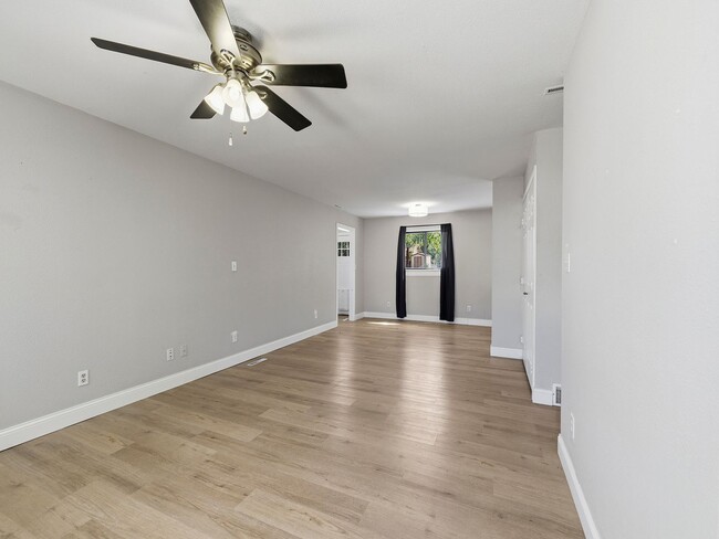 Building Photo - Beautiful Home in Central Fort Collins Location!