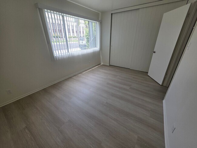 Building Photo - This is a large 2-bdr in a convenient, Fre...
