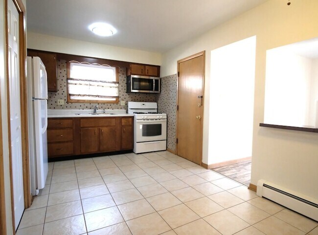 Building Photo - 8418 W Oak Ave