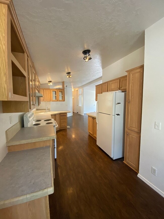 Building Photo - Cute and Cozy Home in SW Bend, Large, full...