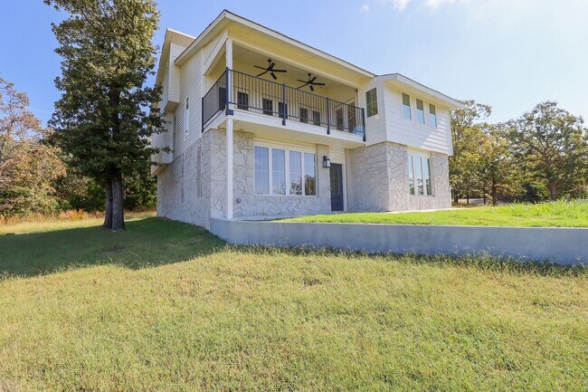 Building Photo - 4 Bed | 3 Bath on Keystone Lake!