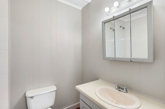 Building Photo - 3 Bed 2 Bath