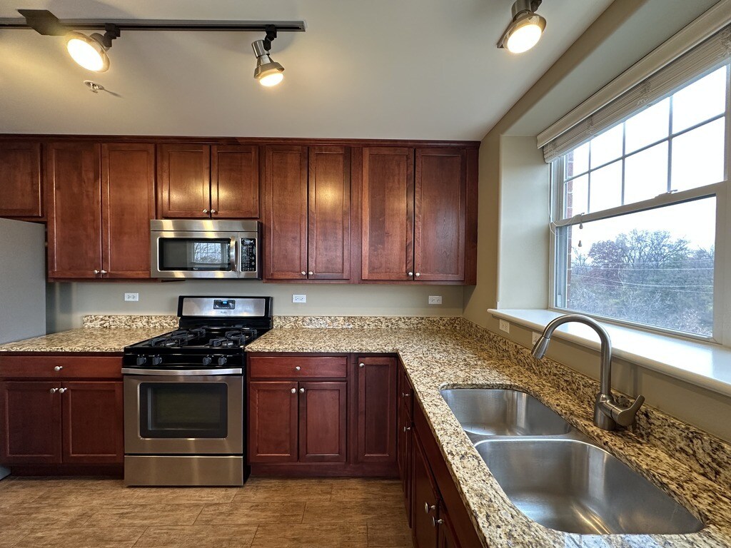 Building Photo - 2 Itasca Place