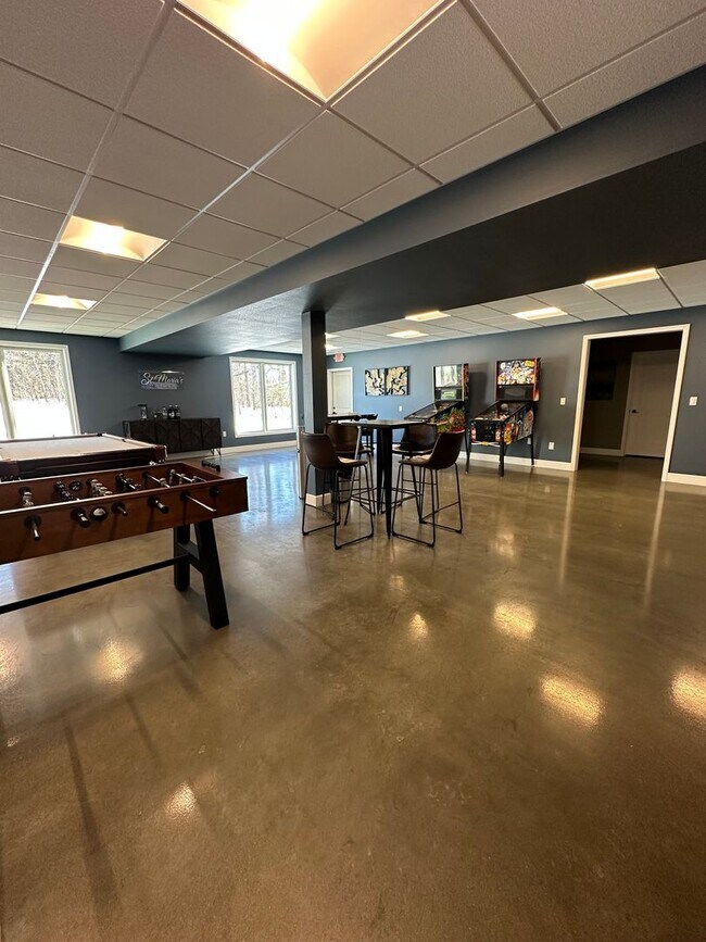 Building Photo - 1121-MF4-E