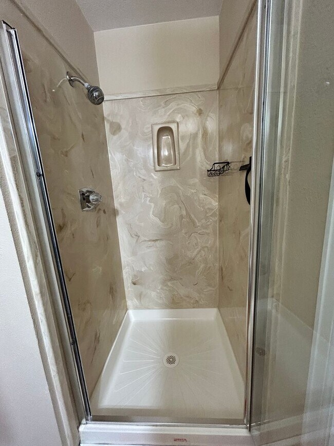 Building Photo - Recently Remodeled 2Bd/2Ba with Attached G...