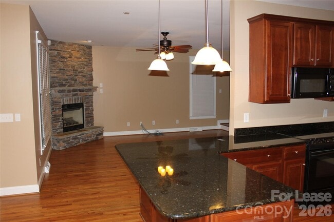 Building Photo - 886 Promenade Walk