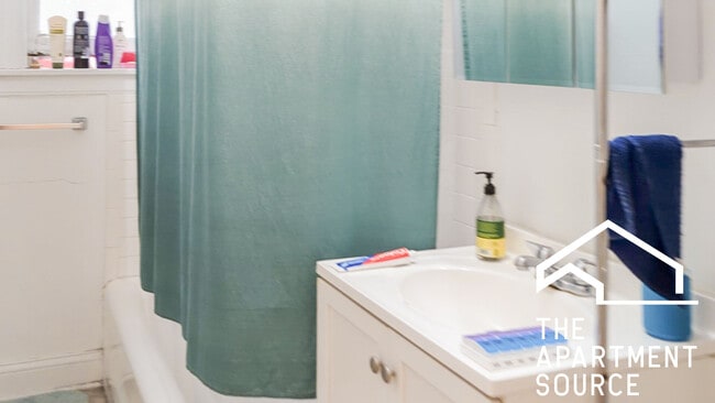 Building Photo - 4500 N Ashland Ave