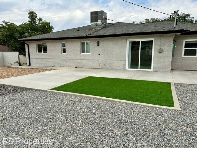Building Photo - 3 br, 1.5 bath House - 2008 Vermont St NE ...